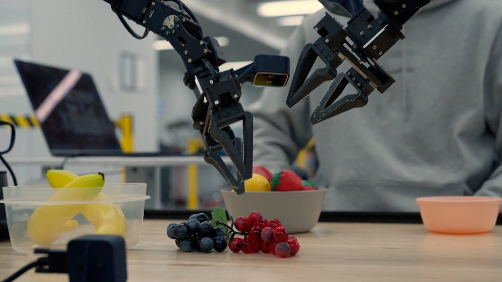 양팔 로봇이 실제 작업물을 다루는 Google DeepMind 공식 시연 사진